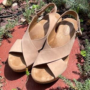 Rarely worn Clarks Annadel Sandals in Sand.  Size 8.
